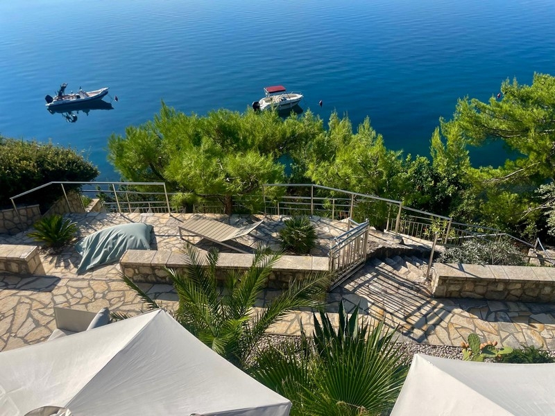 Vue sur les terrasses jusqu'à l'eau