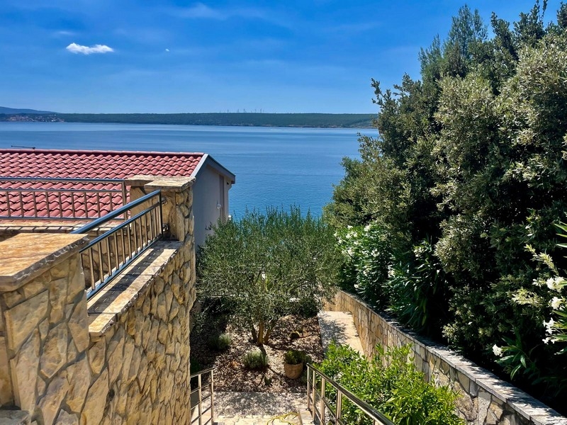 Vue par-dessus le toit sur la baie