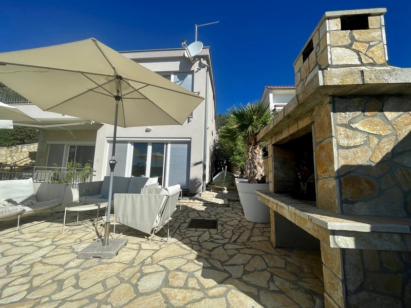 Terrasse avec grill en pierre maçonné et parasol