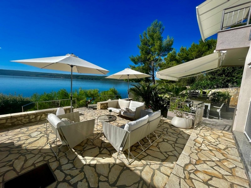 Terrasse avec mobilier lounge et parasols