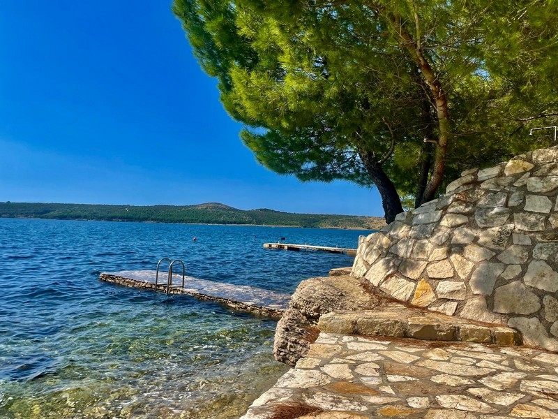 Ponton au bord de l'eau avec mur en pierre naturelle en Croatie
