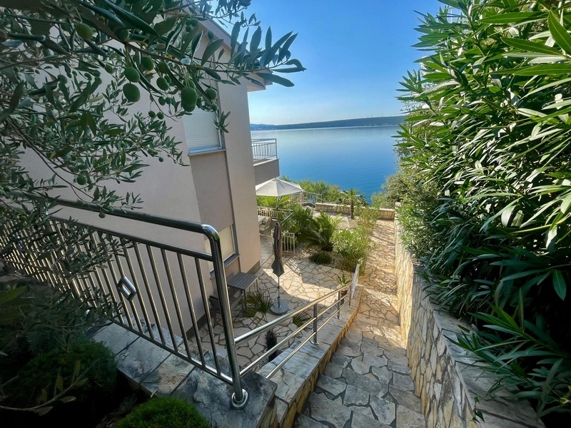 Escalier de la maison avec vue sur la mer