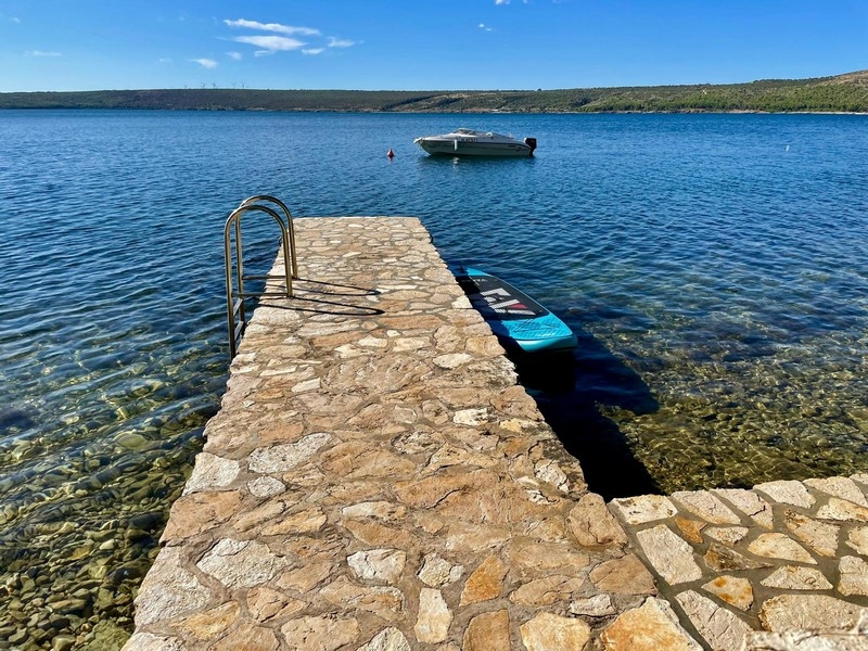 Ponton avec échelle de bain au bord de l'eau