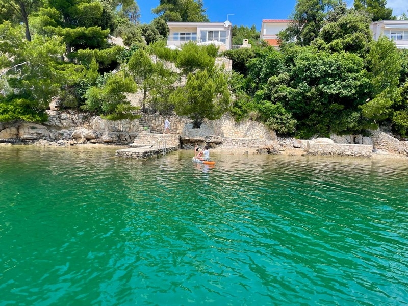 Eau turquoise au bord du terrain