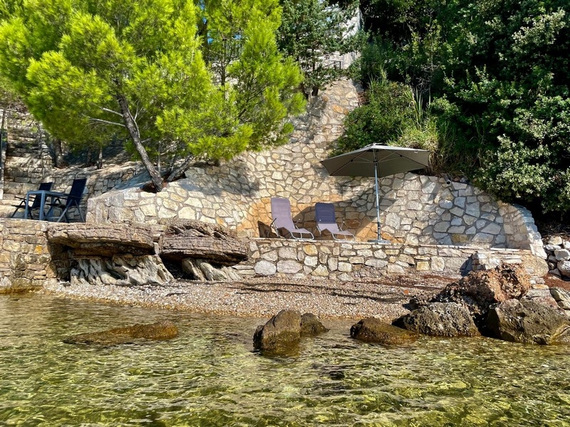 Terrasses en pierre naturelle au bord de l'eau avec espaces de détente