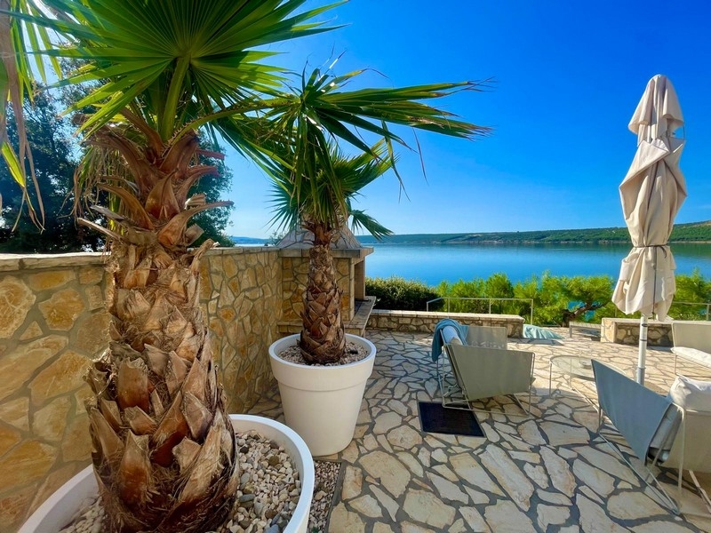 Terrasse avec palmiers et vue sur la mer