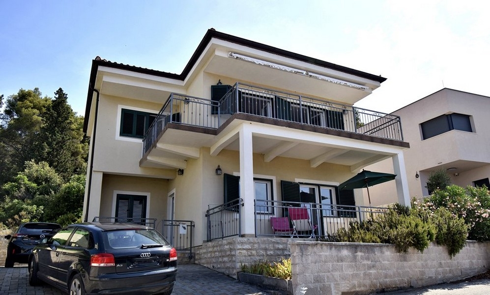 Maison avec balcon et terrasse à Tisno Croatie