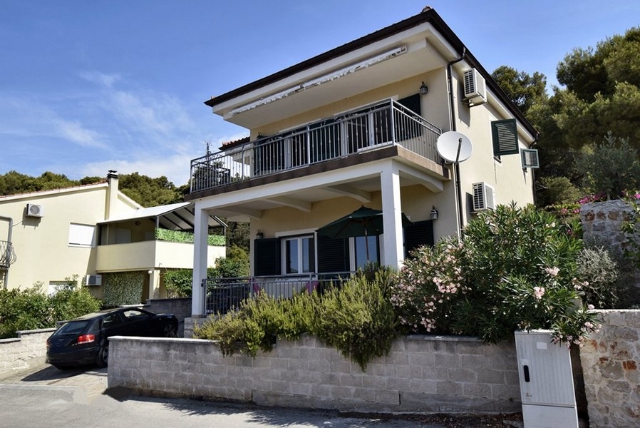 Vue latérale de la maison avec jardin à Tisno