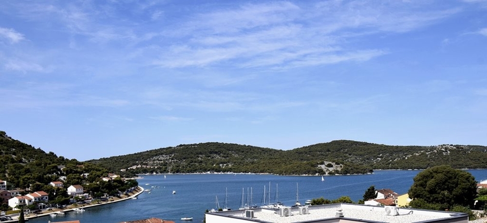 Vue sur la mer et la baie de Tisno