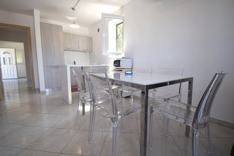Cuisine avec table à manger et chaises