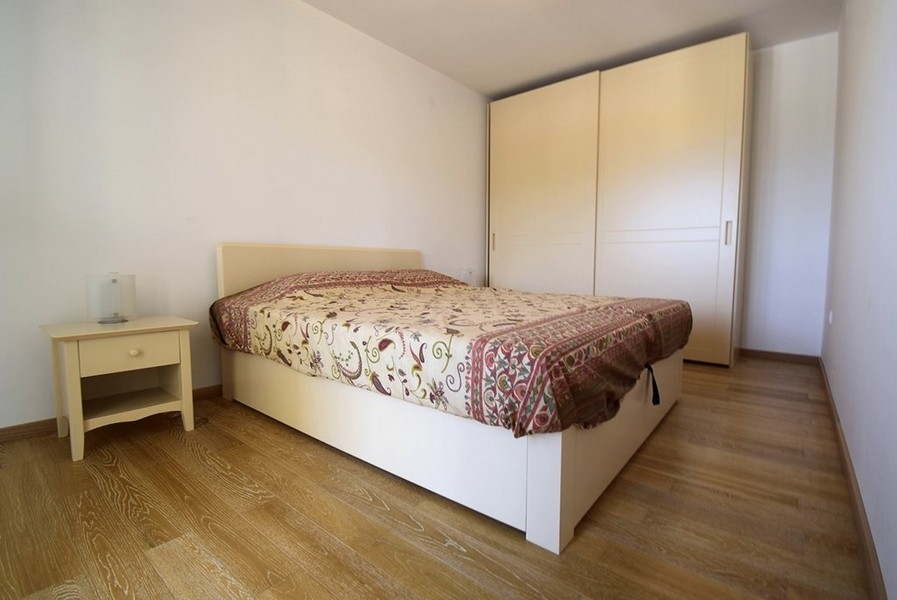 Chambre avec lit double et armoire