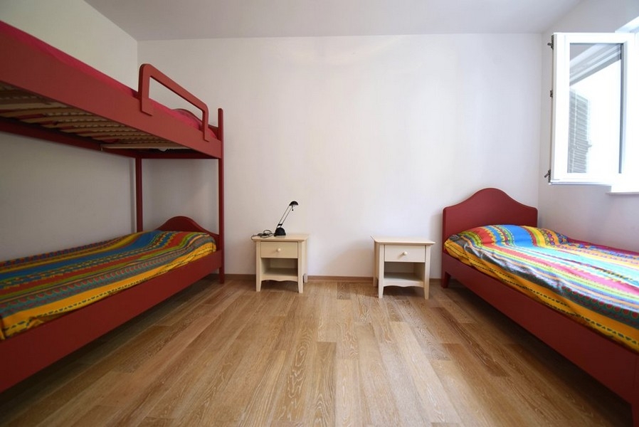 Chambre avec lits superposés et lit simple