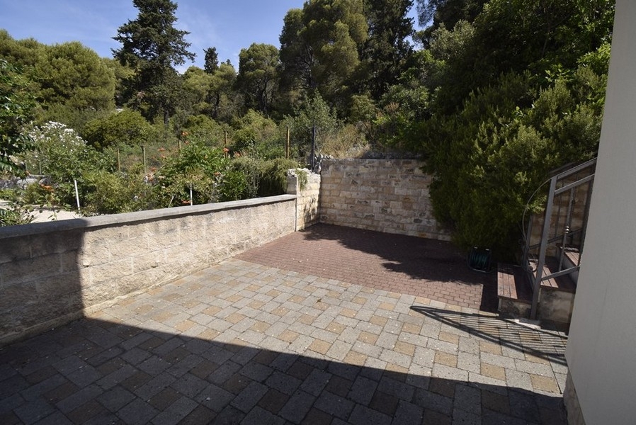 Espace extérieur pavé à la maison en Croatie