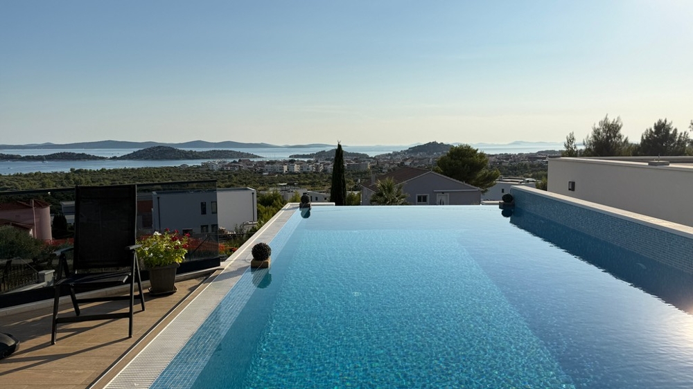Piscine à débordement avec vue sur le village et les îles