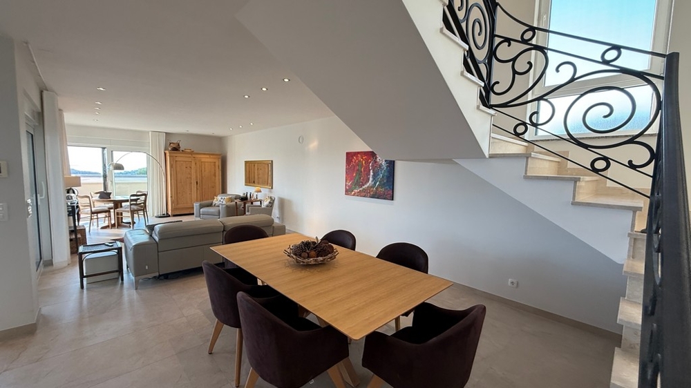 Séjour et espace repas avec escalier