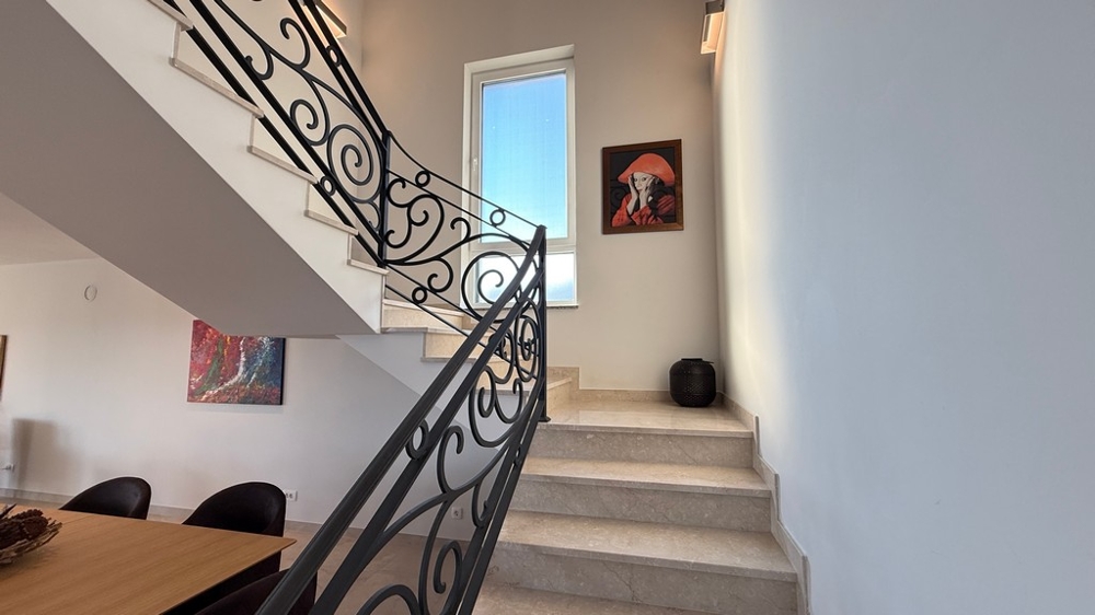 Escalier intérieur avec rampe élégante