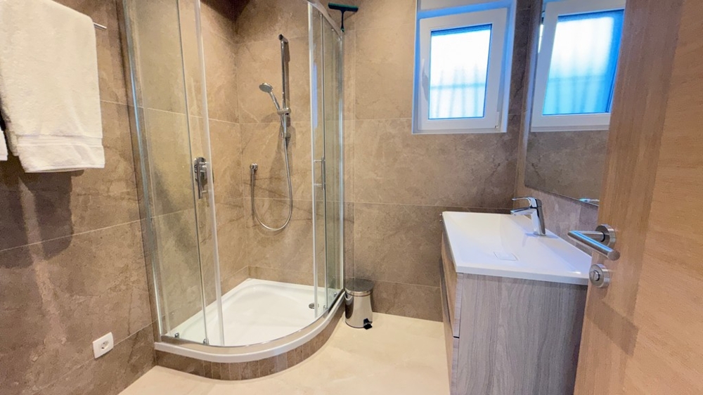 Salle de bains avec douche
