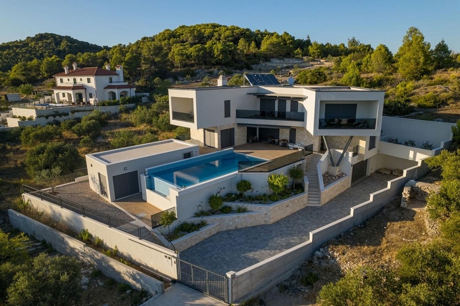 Vue aérienne de la villa moderne avec piscine à Vodice