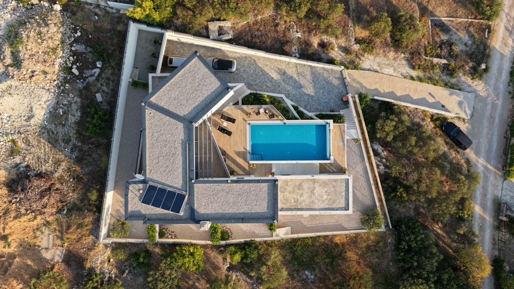 Villa avec piscine et terrain en vue aérienne