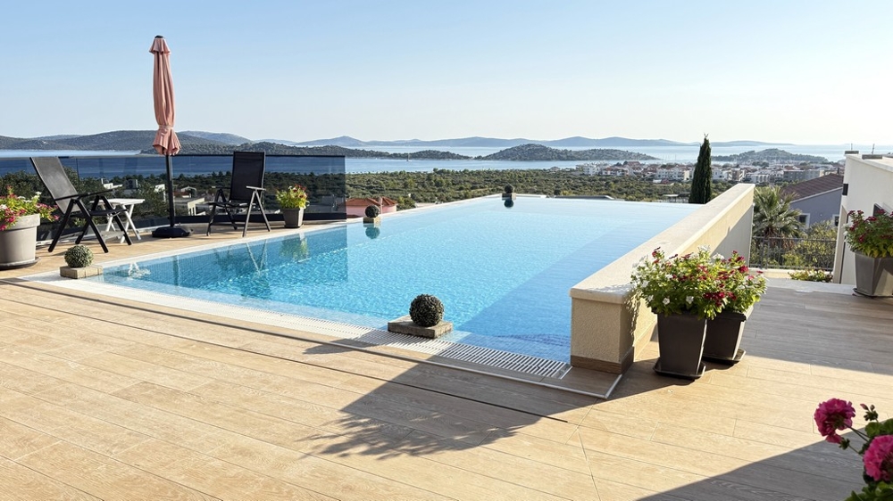 Espace piscine avec vue sur les îles devant Vodice