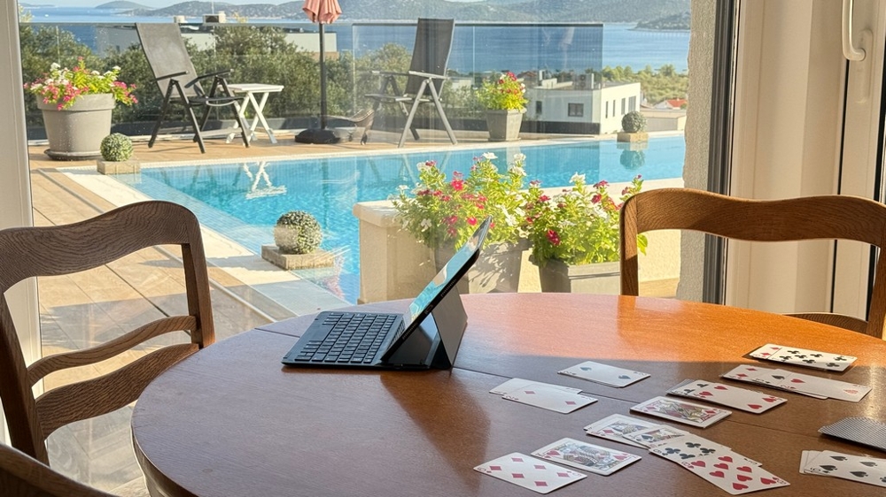 Espace repas avec vue sur la piscine et la mer