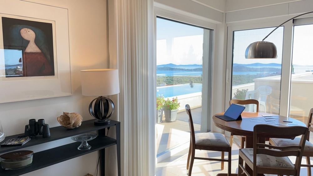 Séjour avec accès à la terrasse et vue mer