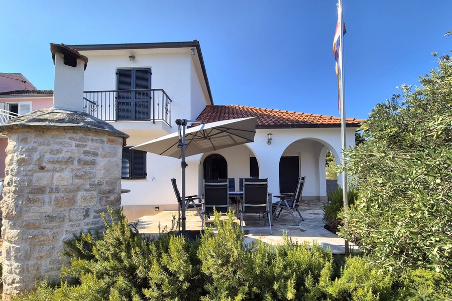 Maison jumelée avec terrasse couverte et jardin sur l'île de Brac