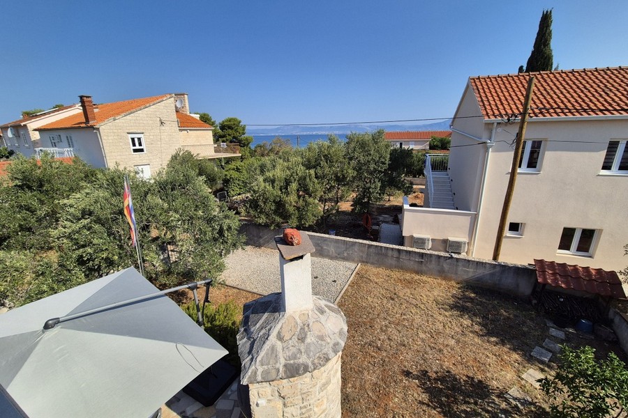 Vue depuis l'étage sur le jardin et la mer