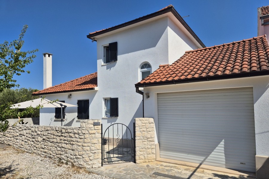 Maison jumelée avec garage et mur en pierre naturelle en Croatie