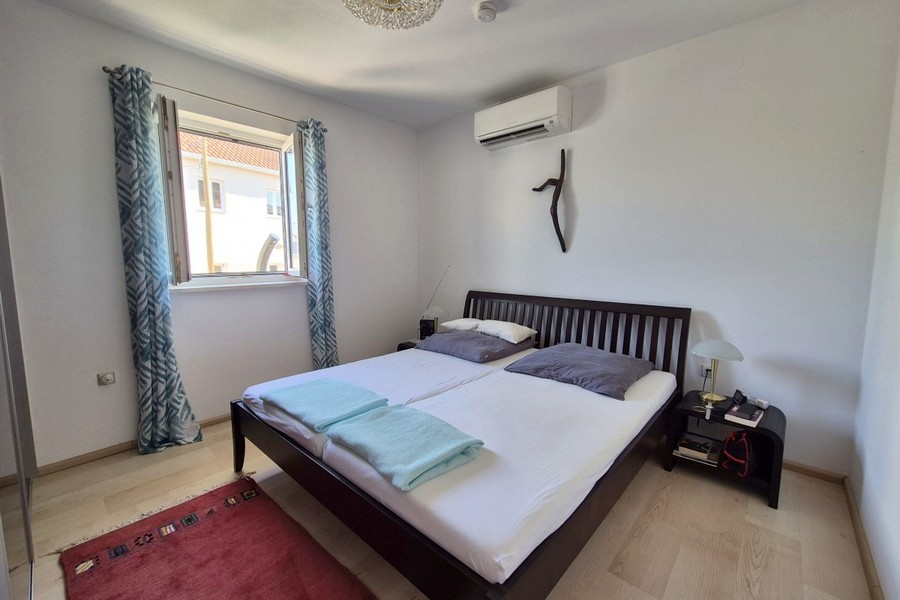 Chambre avec climatisation et lit double