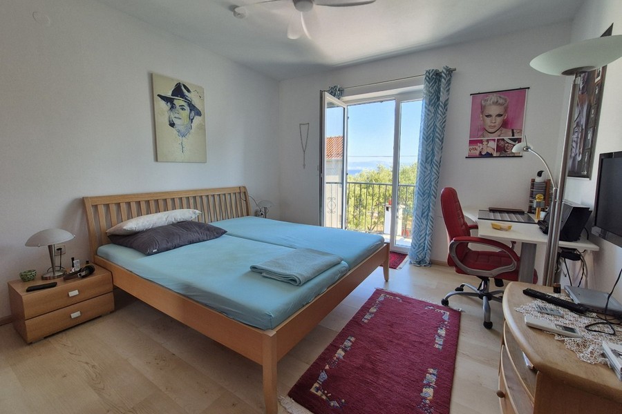 Chambre avec accès au balcon et vue mer
