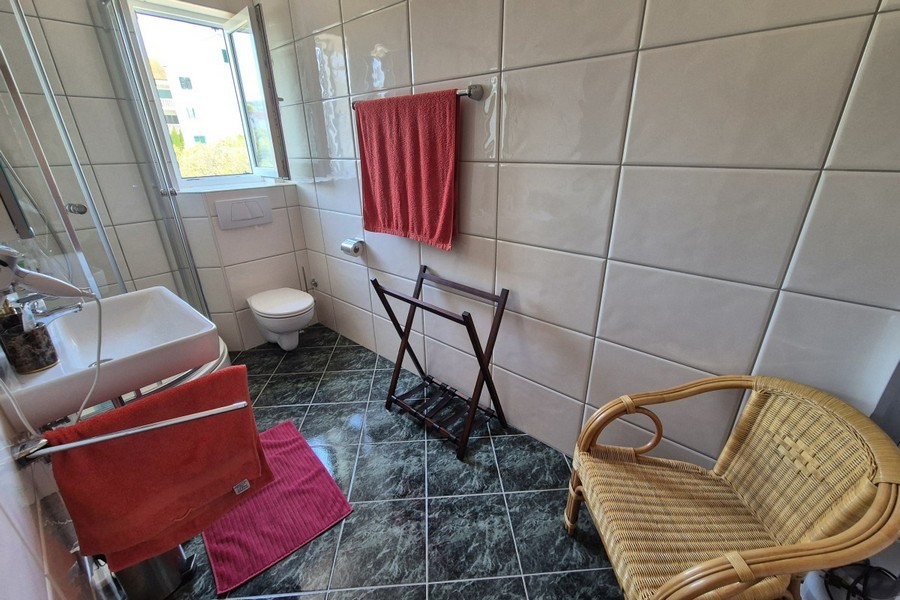 Deuxième salle de bains avec fenêtre et toilettes