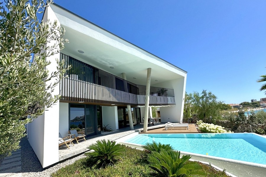 Villa design moderne avec piscine à débordement en Croatie