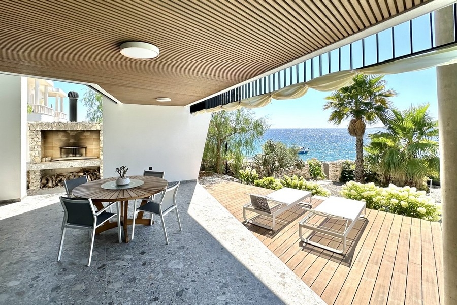 Terrasse couverte avec coin salon et vue mer