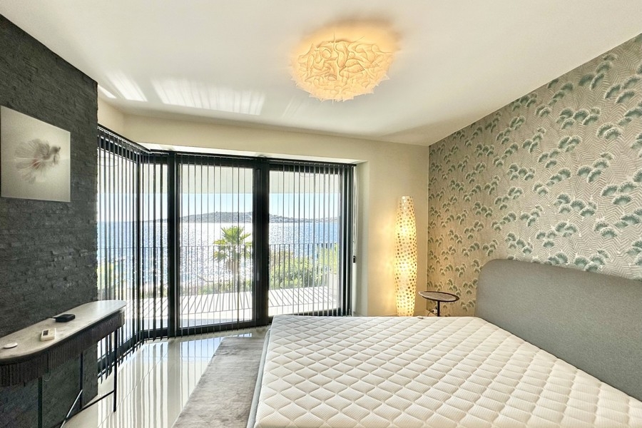 Chambre avec vitrage d'angle et vue mer