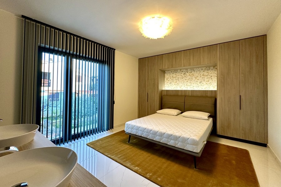 Chambre avec mur en bois et lit double