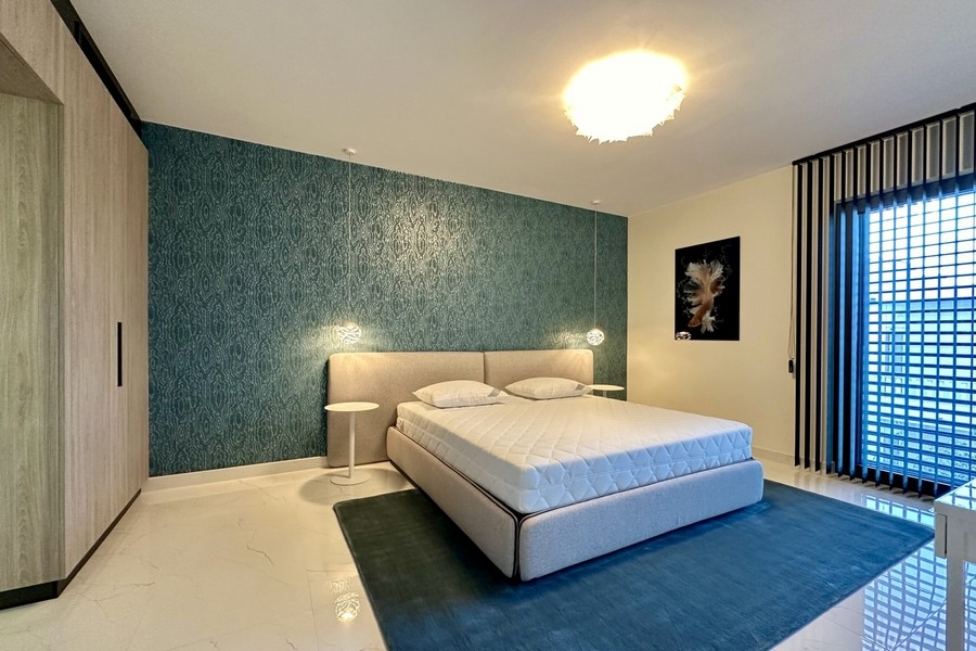 Chambre avec mur d'accent bleu et lit double