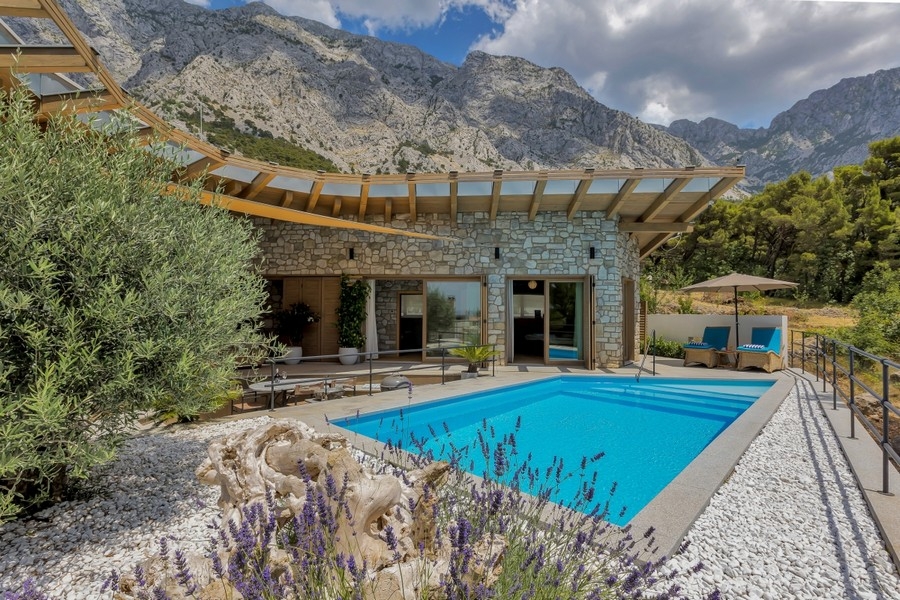 Villa en pierre avec piscine et pergola près de Makarska