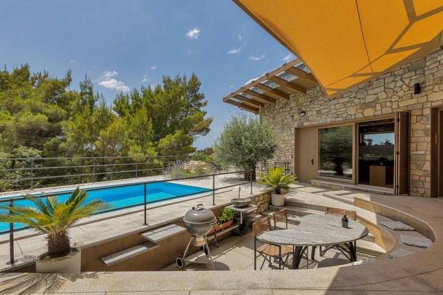 Terrasse avec piscine et plantations méditerranéennes en Croatie