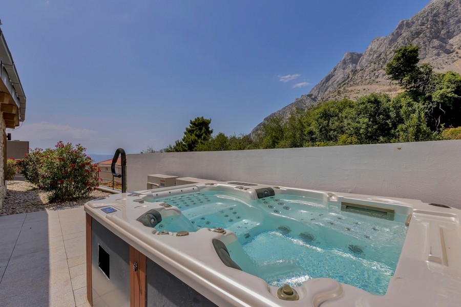 Jacuzzi à l'extérieur de la villa