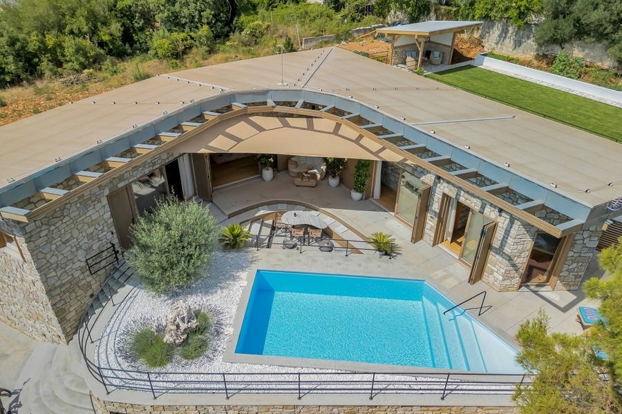 Vue aérienne de la villa avec piscine et cour intérieure
