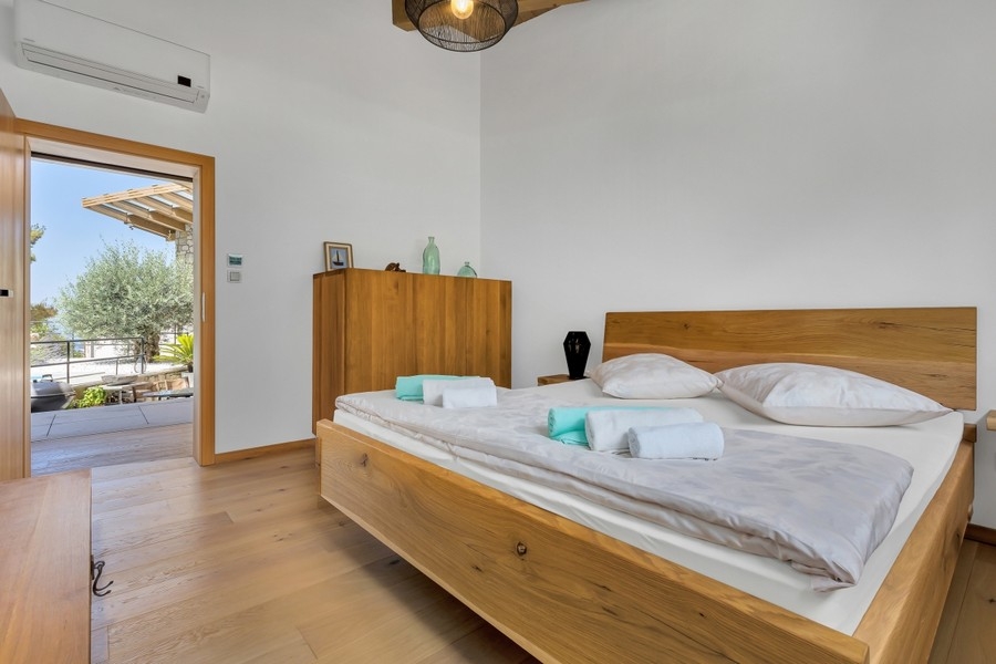 Chambre avec lit double en bois