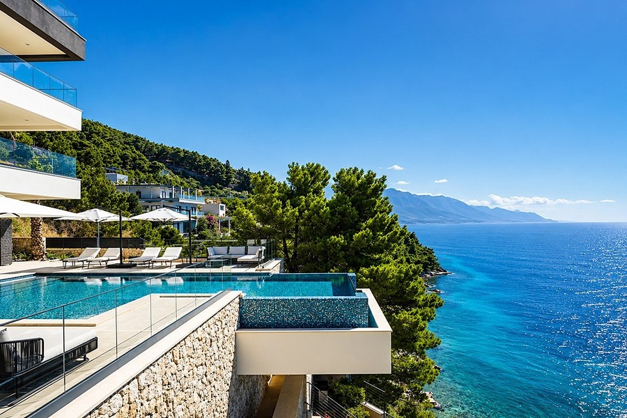 Villa de luxe avec piscine à débordement directement au bord de la mer en Croatie