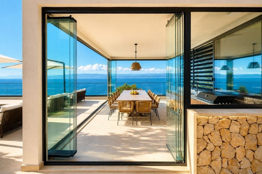Espace repas vitré avec vue mer