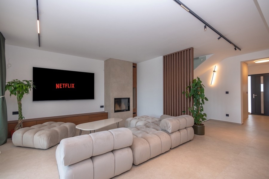 Salon avec canapé et télévision