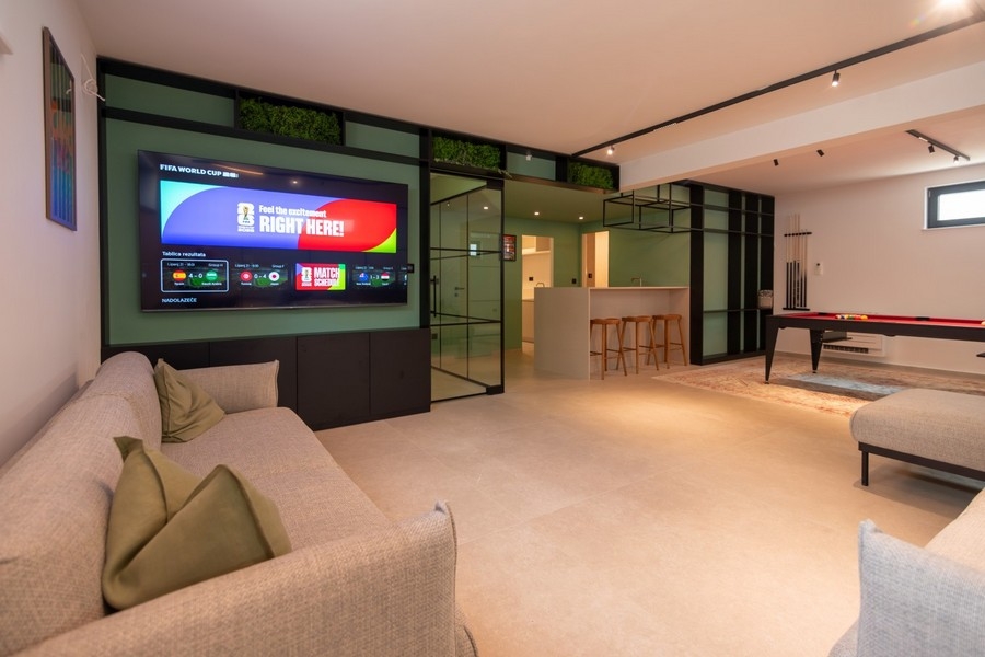 Sous-sol avec lounge et table de billard