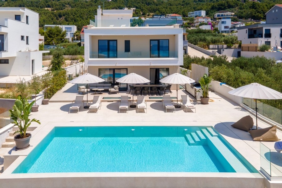 Vue aérienne de la villa avec piscine en Croatie
