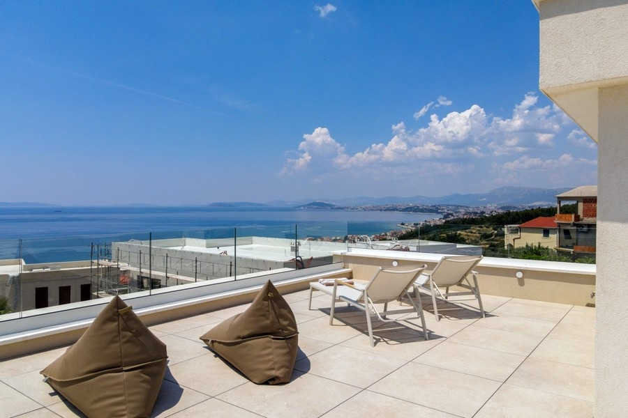 Toit-terrasse avec coin lounge et vue mer