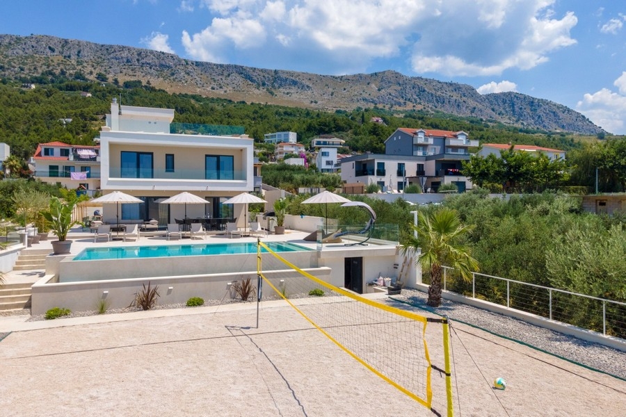 Villa avec piscine devant un décor de montagnes