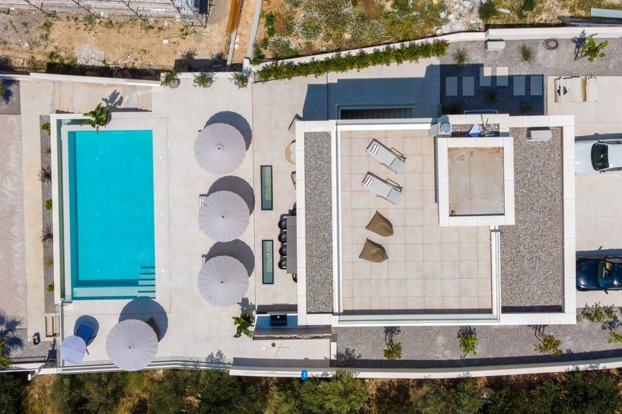 Vue aérienne de la villa et de la terrasse de la piscine